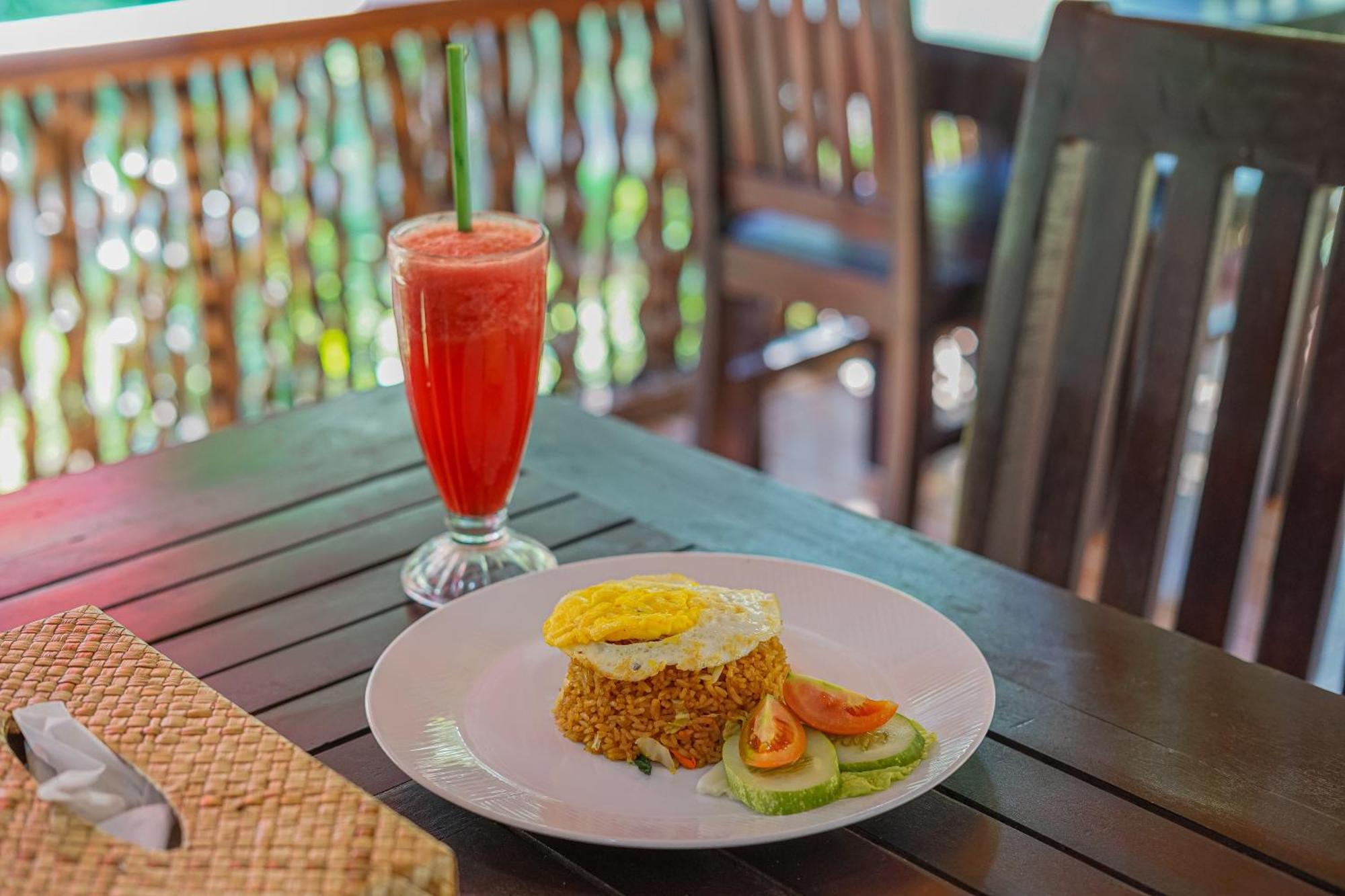 Made Taro - Menjangan Homestay Banyuwedang Εξωτερικό φωτογραφία