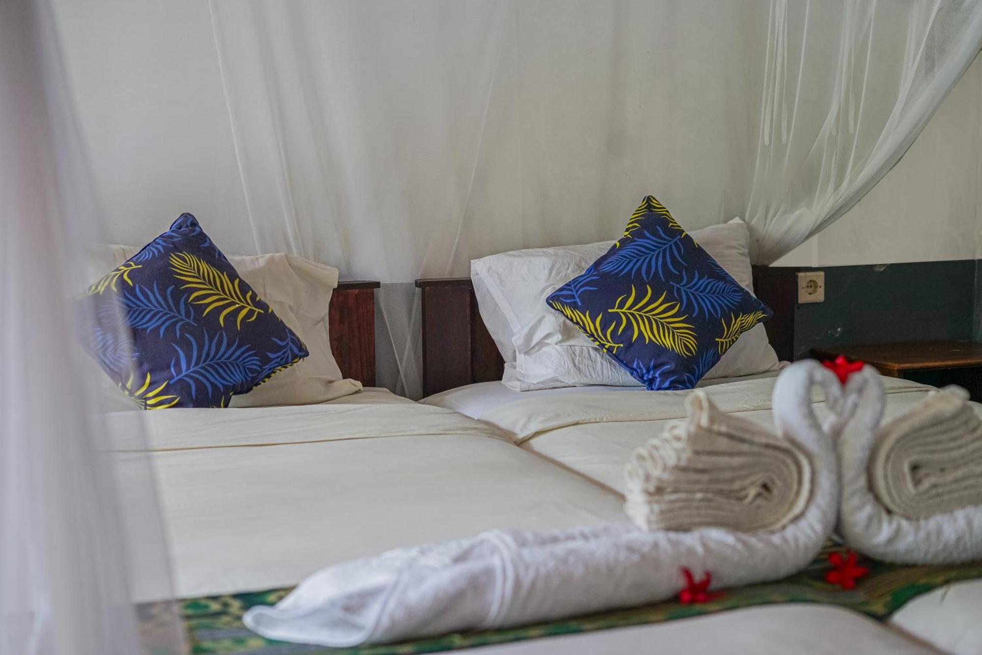 Made Taro - Menjangan Homestay Banyuwedang Εξωτερικό φωτογραφία
