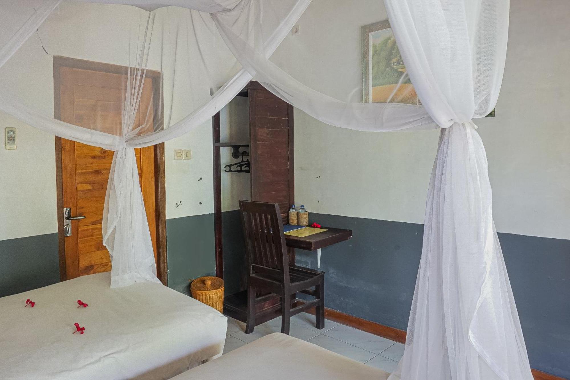 Made Taro - Menjangan Homestay Banyuwedang Εξωτερικό φωτογραφία