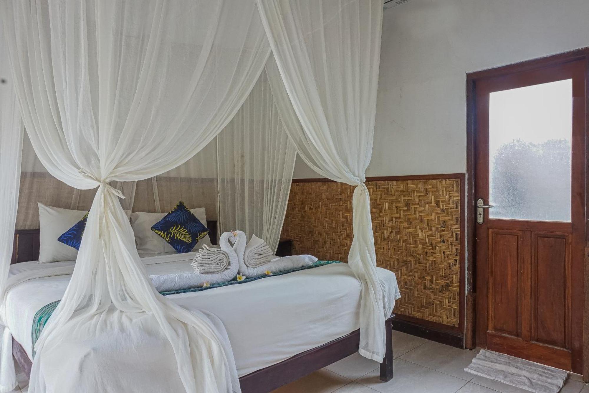 Made Taro - Menjangan Homestay Banyuwedang Εξωτερικό φωτογραφία