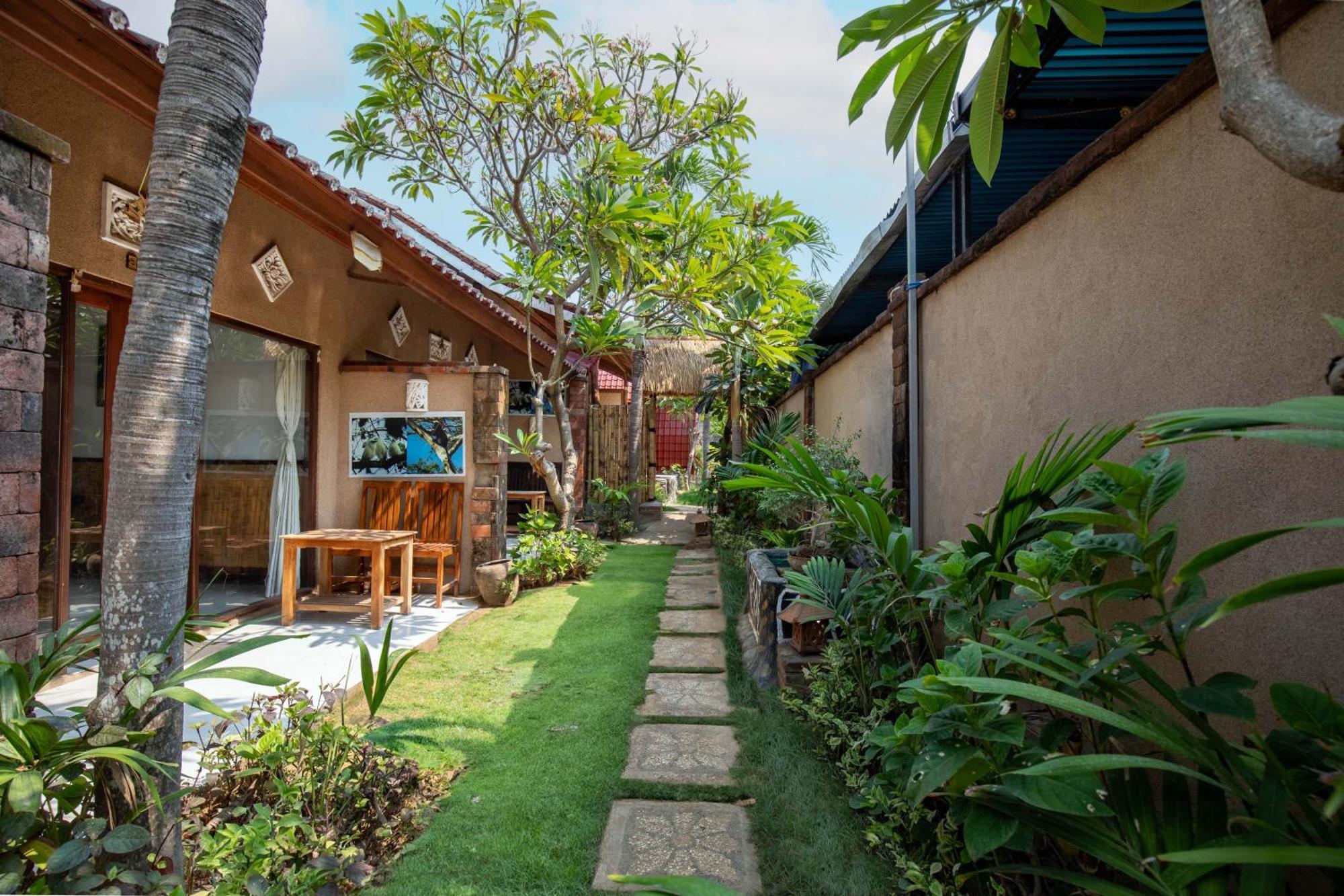 Made Taro - Menjangan Homestay Banyuwedang Εξωτερικό φωτογραφία