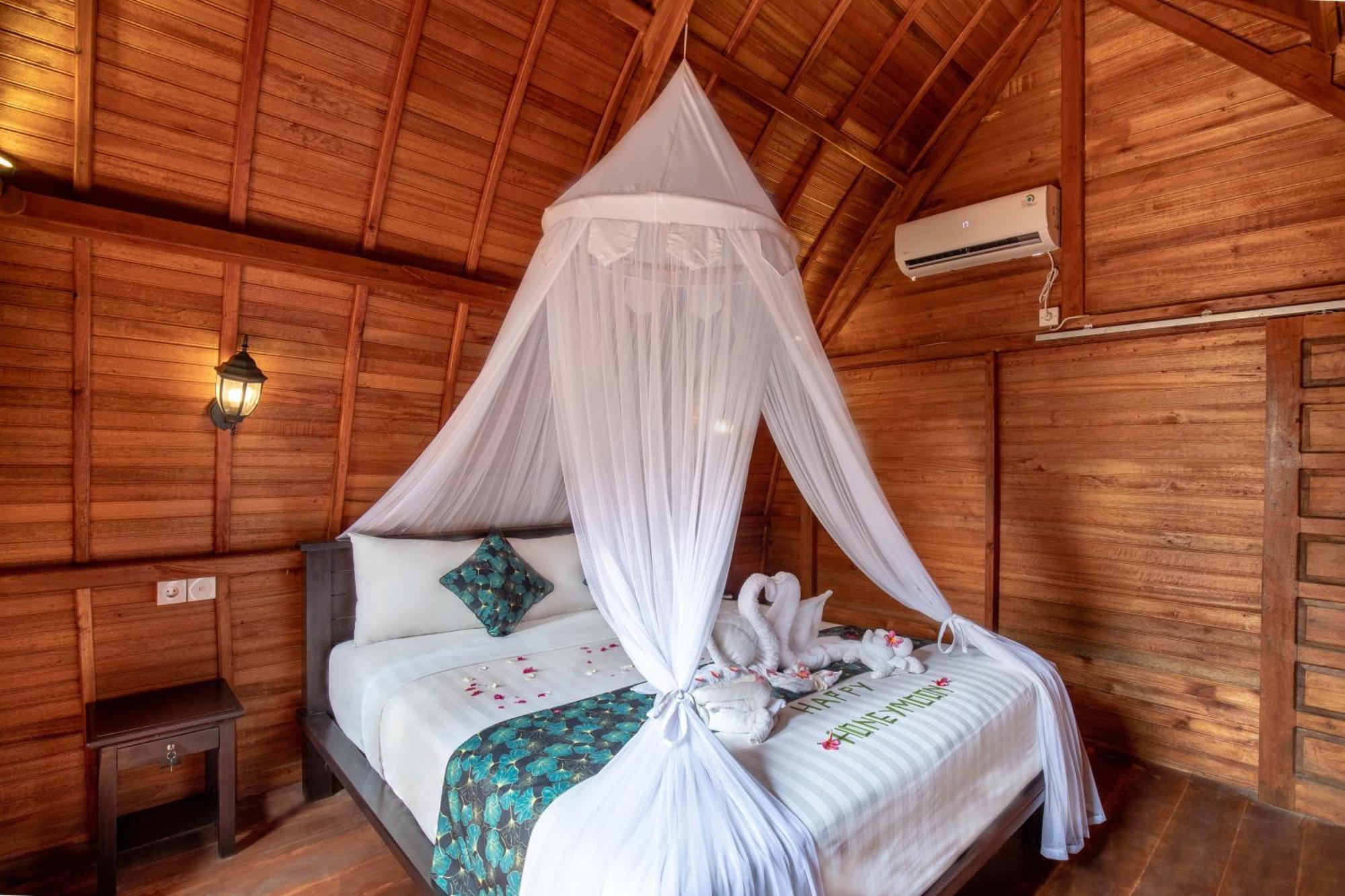 Made Taro - Menjangan Homestay Banyuwedang Εξωτερικό φωτογραφία