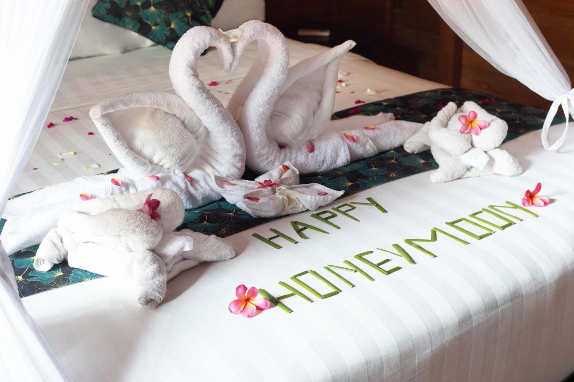 Made Taro - Menjangan Homestay Banyuwedang Εξωτερικό φωτογραφία